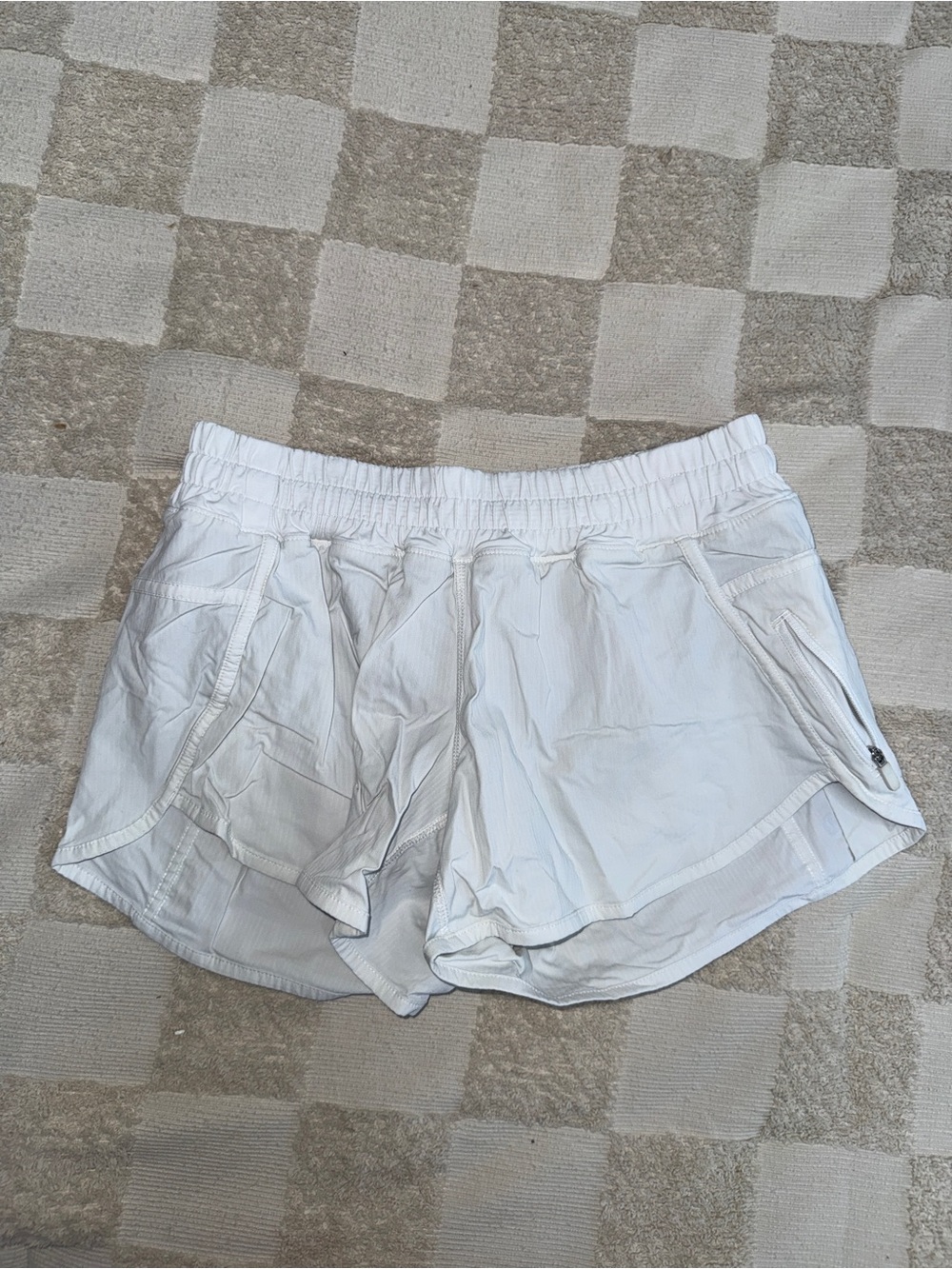 Lululemon Tracker Short IV *2-way Stretch 4"
White size‎ 8